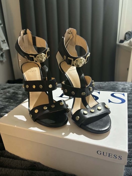 Szpilki czarne GUESS