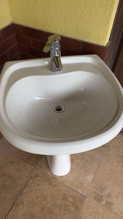 Умивальник  з краном і коліном