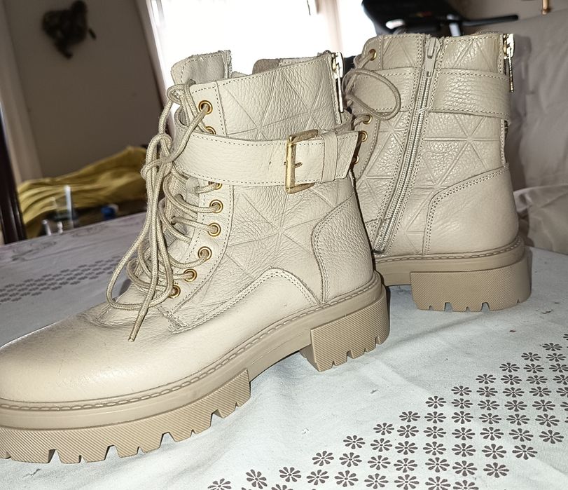 Botas de mulher em pele