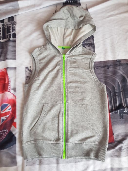 Продам футболку -поло ,безрукавку -жилетку Benetton.