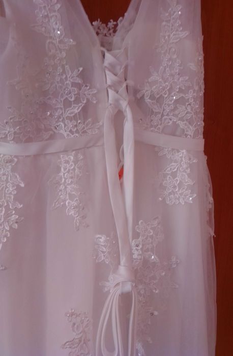 Elegancka suknia ślubna koronkowa perły