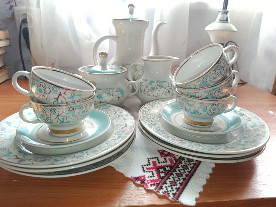 Продам кавовий сервіз 70-80-х років Довбиського фарфорового заводу.