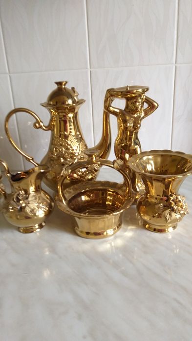 Сервиз кофейный с позолотой, состоит  из 10 предметов