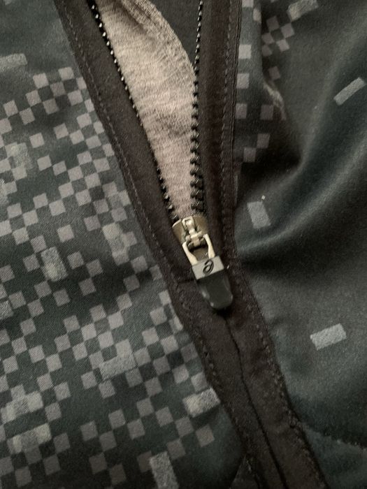 Технологічна вітровка Asics відштовхує воду і світло стан ідеал!