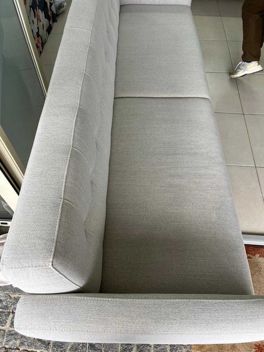 Sofá [+/- 4 lugares] em ótimo estado – confortável e conservado