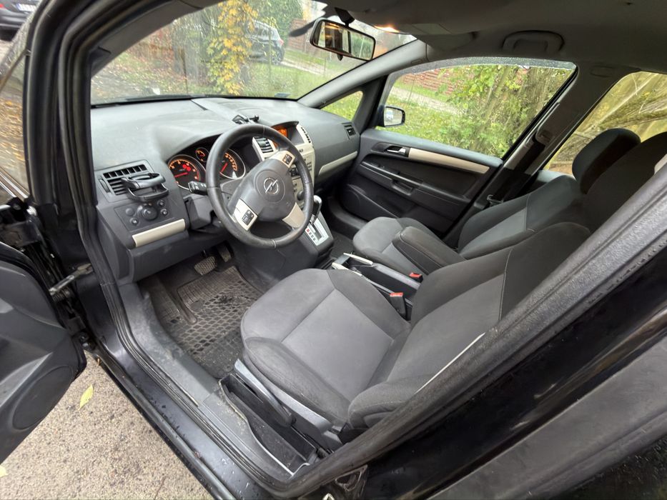 Opel Zafira. Automat, hak, 7 os., zatankowany