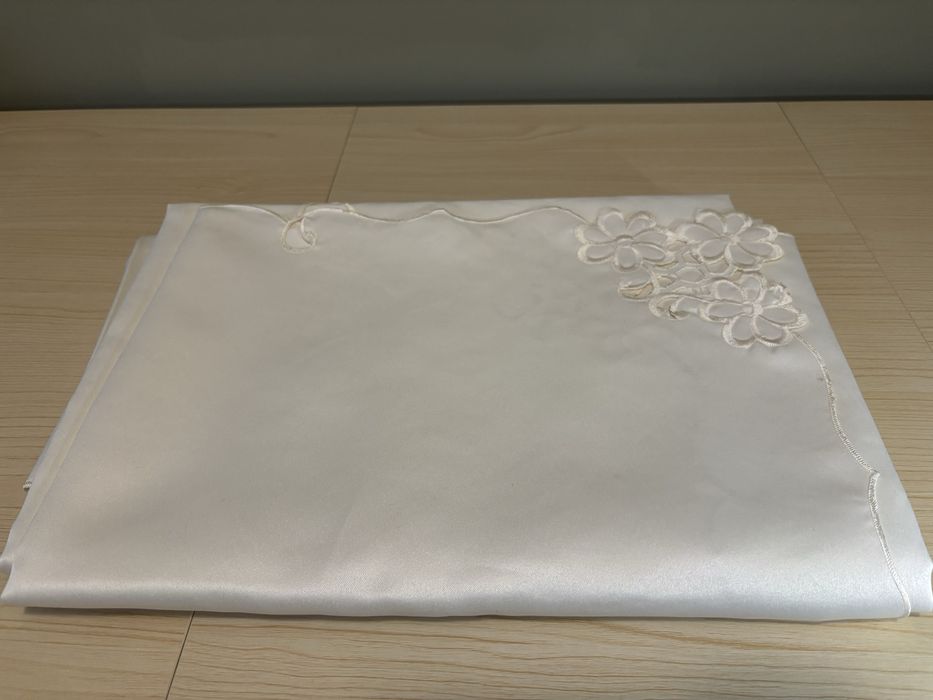 Kremowy obrus haftowany