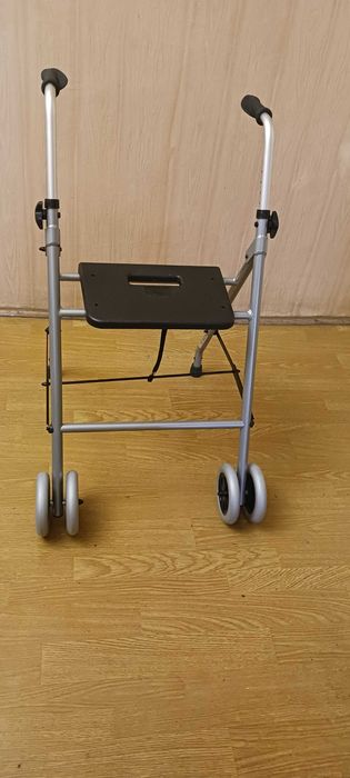 składany chodzik z siedziskiem w  bardzo dobrym stanie