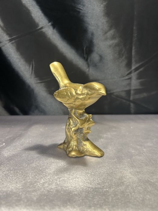 Figurka Ptak na Gałęzi z Mosiądzu – Unikatowa Dekoracja