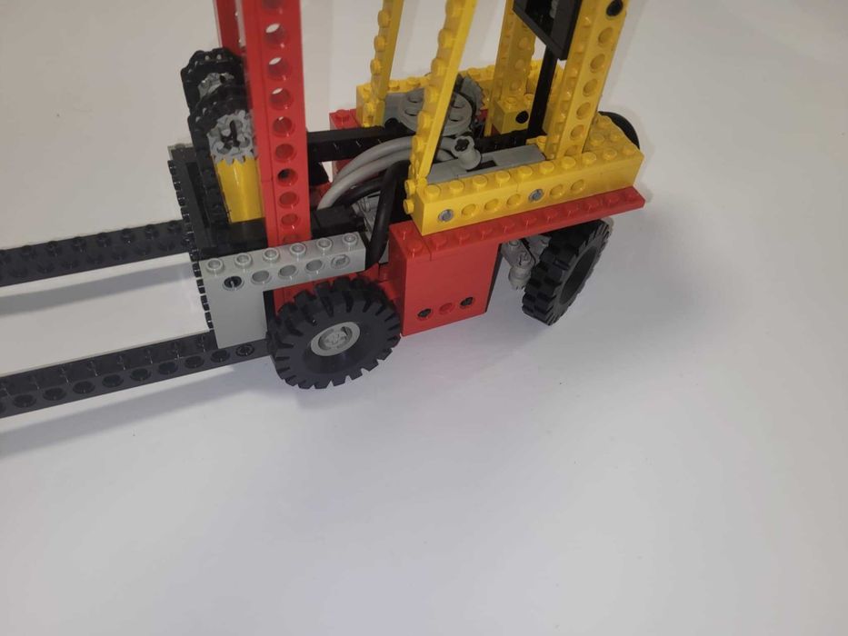 Lego Technic Pneumatic Fork-Lift Truck/Wózek widłowy 8843