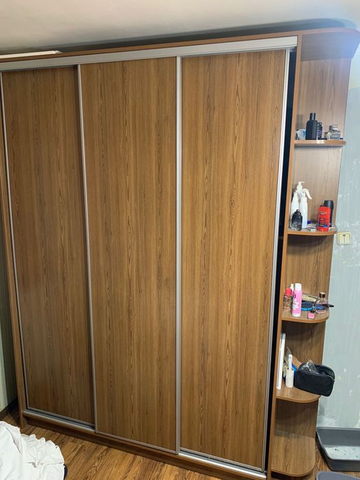 Шафа купе з полицями