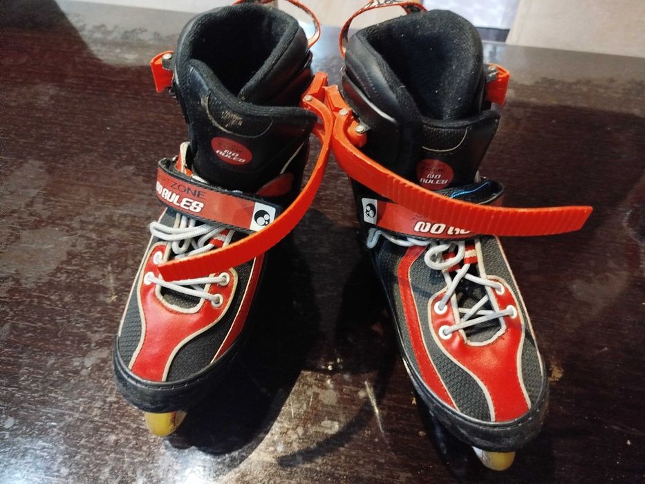 Patins vermelhos e pretos