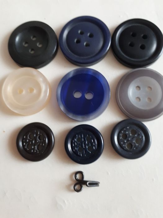 Продаются новые пуговицы  плательно-костюмные за 1 грн  1 шт.