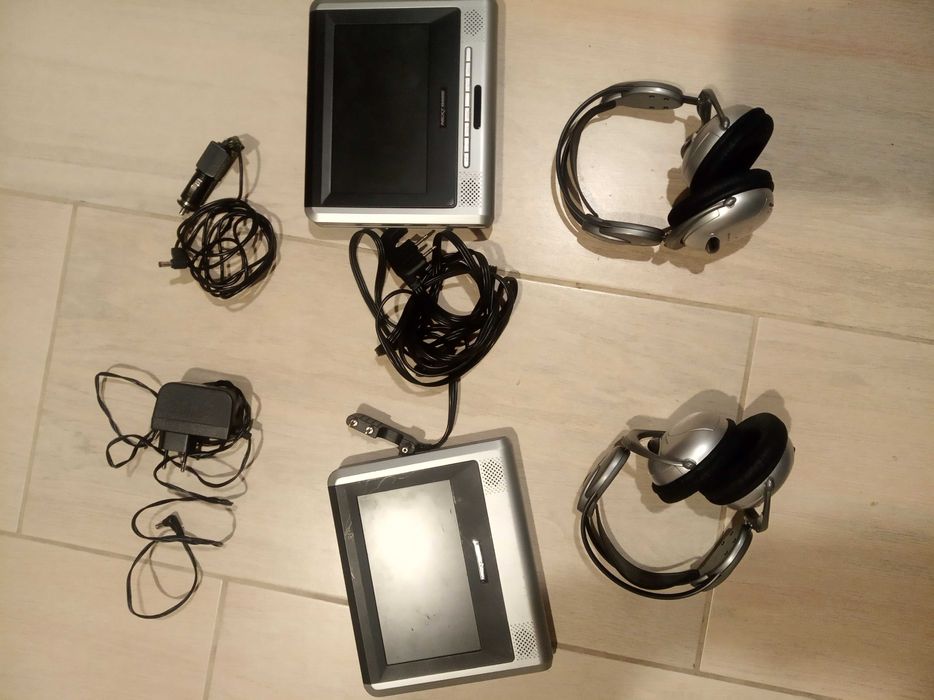 Zestaw przenośny odtwarzaczy DVD: 2 ekrany, 2 słuchawki, zasilacze