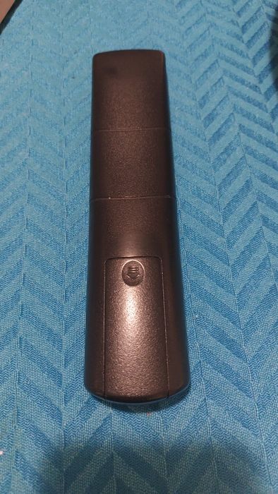 Televisão com suporte de parede e comando