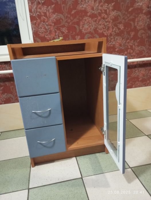Комп'ютерний стіл