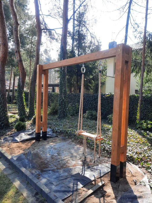 Nowoczesna huśtawka ogrodowa drewniana, stelaż