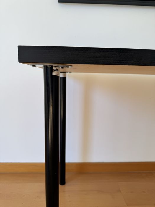 Mesa preta IKEA.