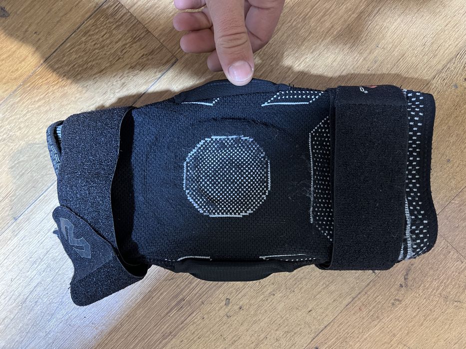 Joelheira McDavid Profissional com Dobradiças – Suporte Ligamentar
