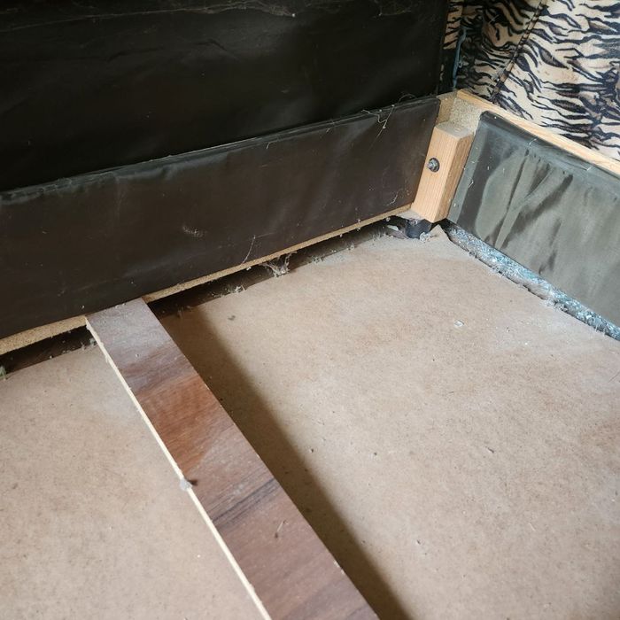 Диван двоспальний на пружині.