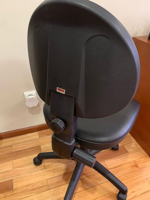 Cadeira preta de escritorio