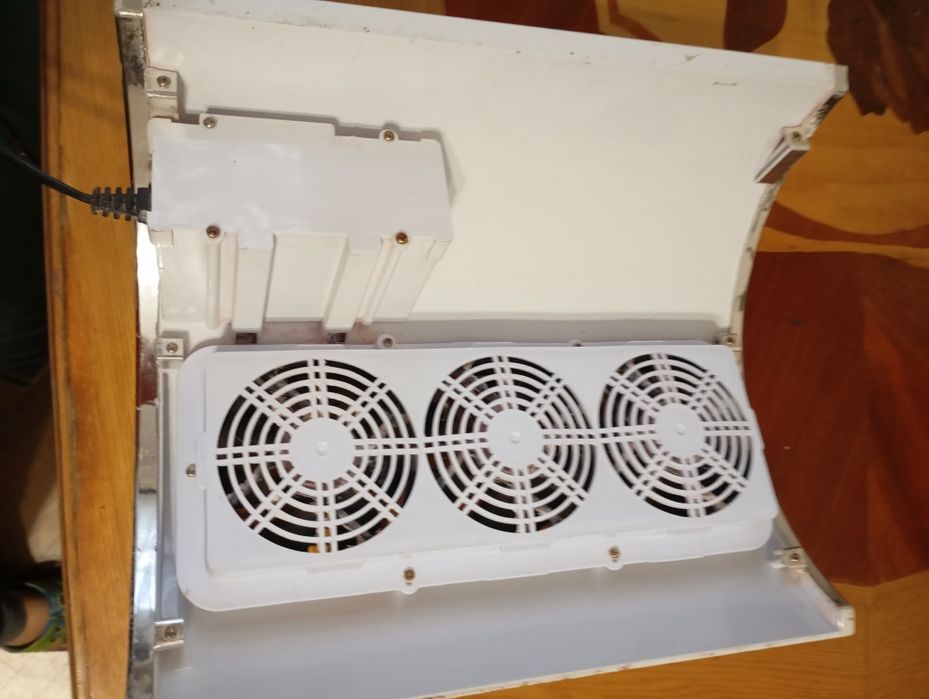 Вытяжка для маникюра на две руки, 858-5.б.у рабочая + подарок лампа

В