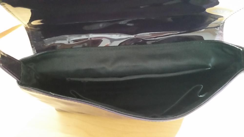 Mala em verniz roxo com alça