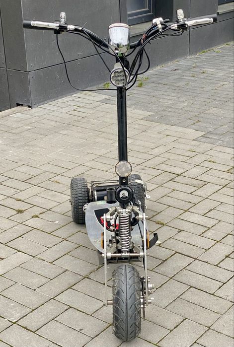 Самокат трёхколёсный