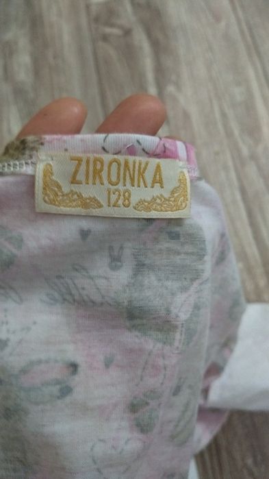 Кофтинка кофточка для дівчинки з цікавим принтом.