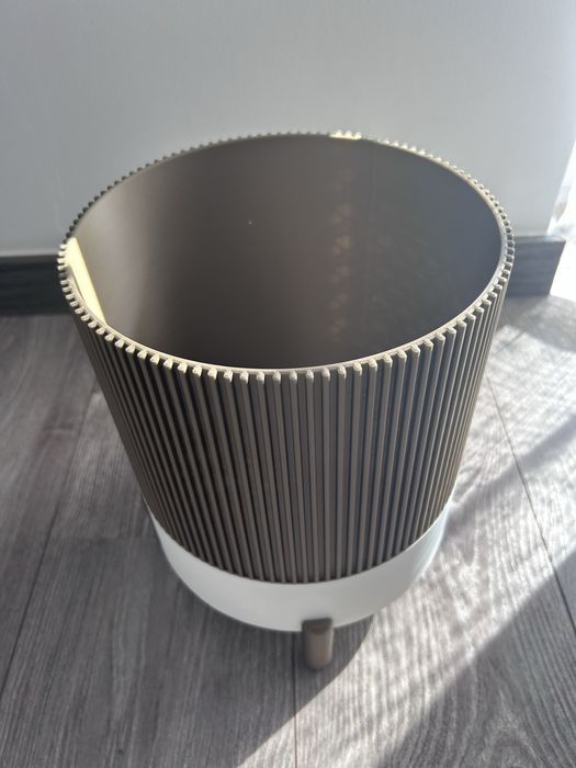 Vaso Cachepot Cilíndrico Moderno em Bronze com Nervuras e Base Branca