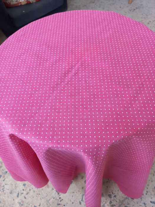 Toalha de mesa redonda rosa forte com bolinhas brancas em poliamida