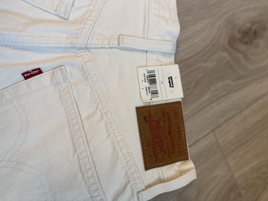 Нові білі шорти Levis 501, розмір 24
