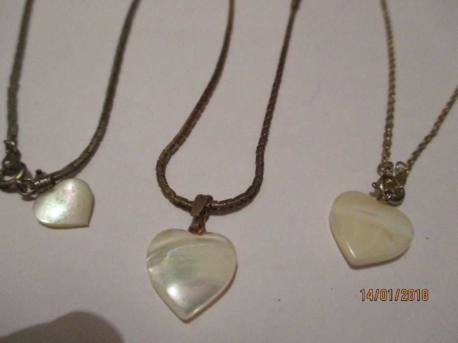 3 bonitos fios com medalha pendente e uma pulseira