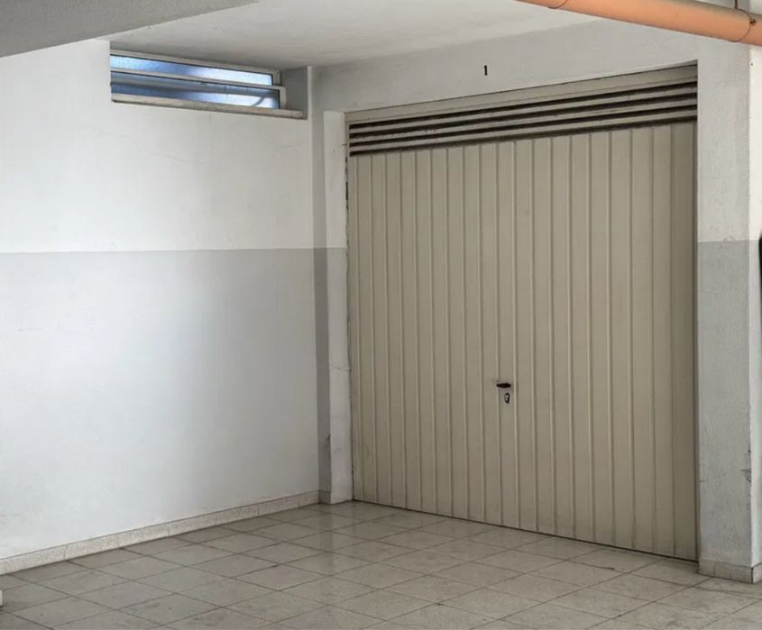 Aluga-se GARAGEM/ ARMAZÉM no Feijó a 500 metros do Fórum Almada