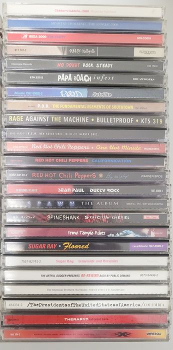 CDs de várias bandas internacionais e nacionais