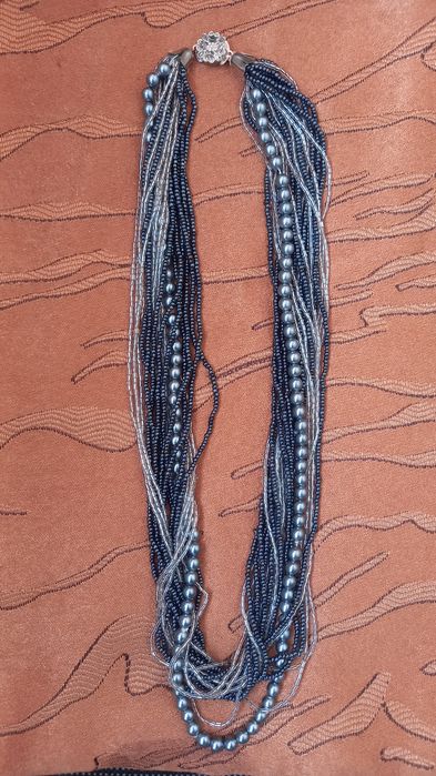 Колье из бисера и бусины.