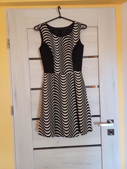 Elegancka sukienka ze złotą nitką i z kieszonkami rozmiar XS