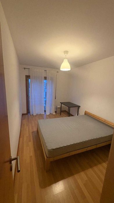 arrenda-se quarto a estudante (perto do Glicíneas)