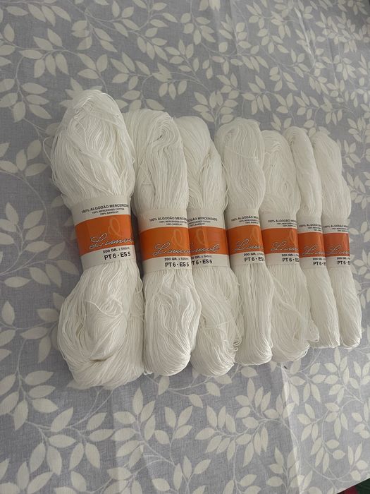 Linhas novelos cor branco
