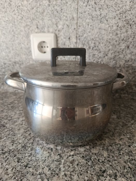 Panela da sopa e fervedor leite ou água.