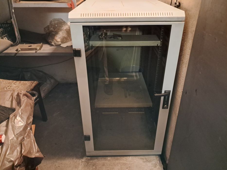 Sprzedam stojąca szafe do serwera używaną w idealnym stanie