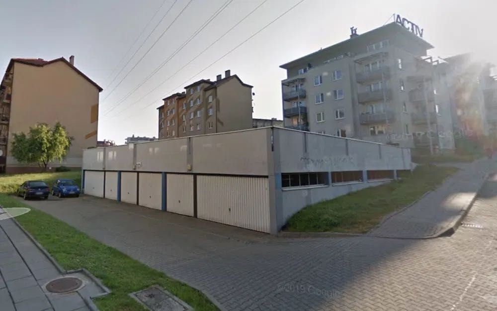 Ulica Łowienicka - ogrodzone miejsce postojowe w cenie obiadu!