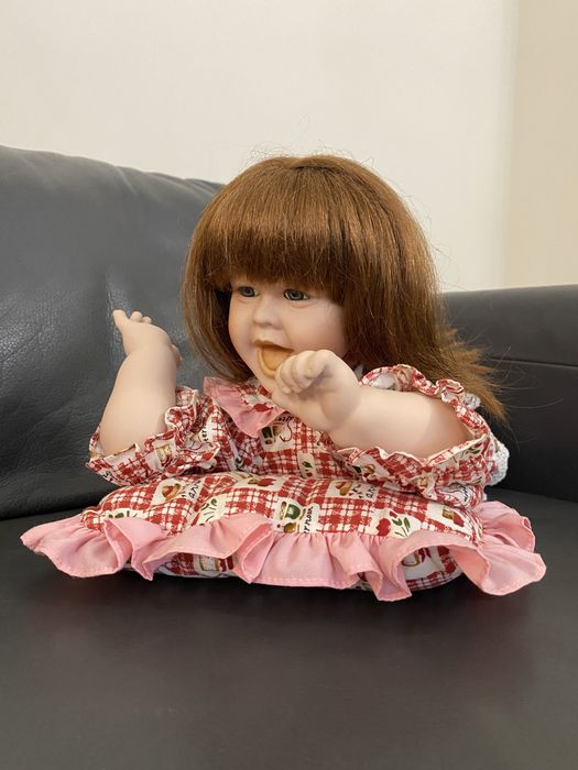 Boneca de porcelana antiga