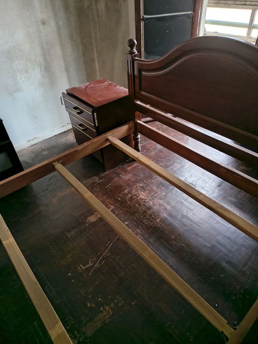 Cama  de casal com 2 mesinhas de cabeceira com estrado novo.