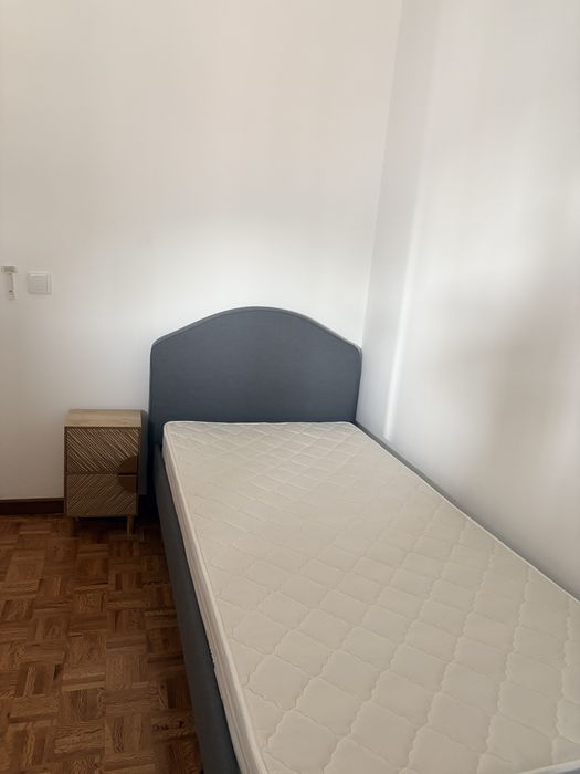 Cama, colchão e mesa de cabeceira com pouco uso