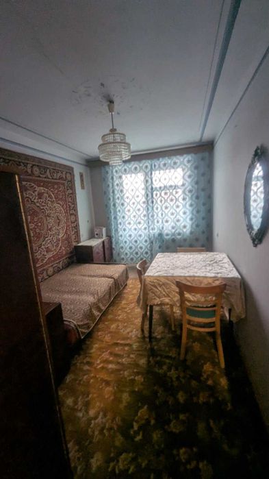 Продаж просторої 4-кімнатної квартири по вул. Пасічна.