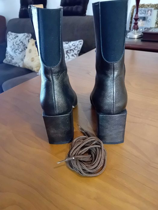 Botas em pele castanhas com atacadores e feixe lateral