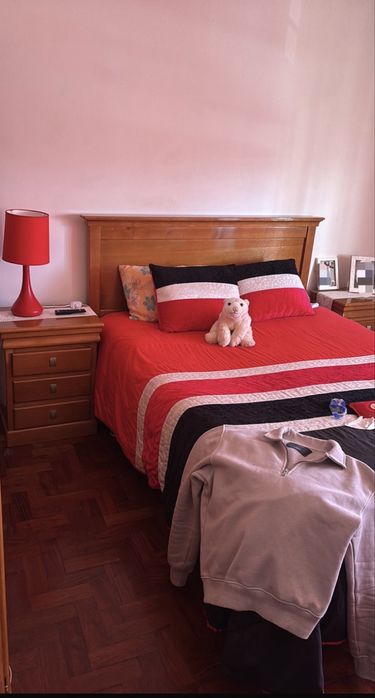 Cama, colchao, guarda roupa, e cómoda com espelho