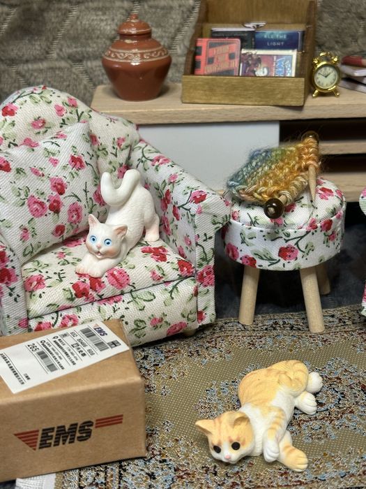 Лялькова мініатюра 1:6 ( диван, книжкова полиця, книги, стілець)