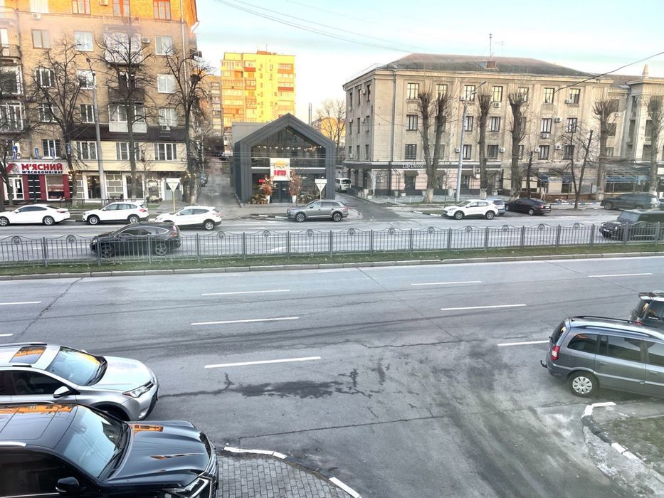 Сдам фасадное помещение 230м в Центре возле метро Научная